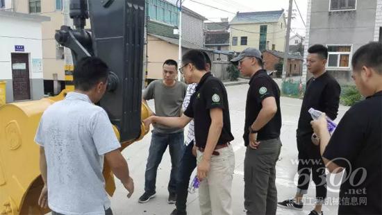 約翰迪爾工作人員指導交機