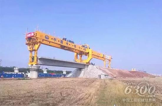 徐工“大黃蜂”順利完成濟青高鐵首跨重任！