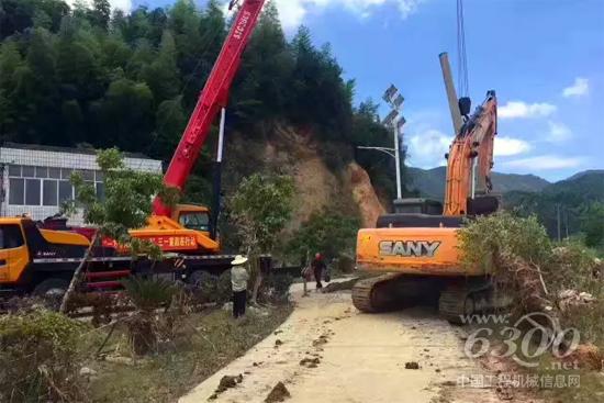 三一起重機與挖機正在寧鄉災區清理道路