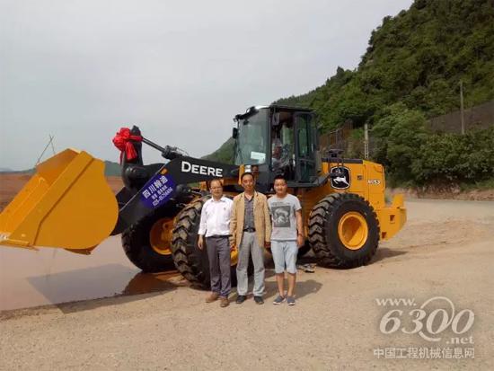 約翰迪爾工作人員與用戶合影（中）