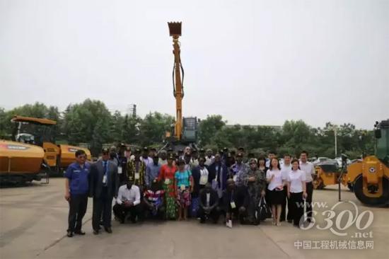 發(fā)展中國家基礎(chǔ)設(shè)施建設(shè)規(guī)劃訪華團(tuán)與“蜘蛛俠”ET110合影