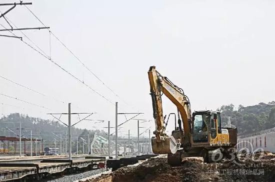 XE215D助力交通運輸建設