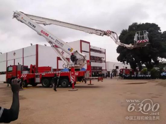 徐工DG88在安哥拉參加消防實戰演練