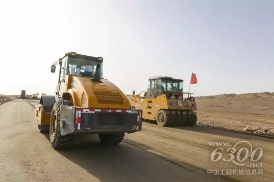 徐工壓路機施工現(xiàn)場