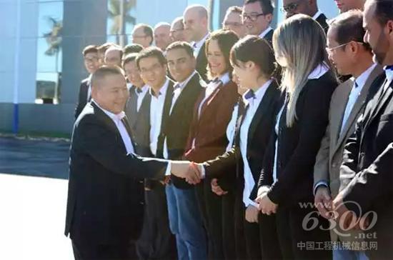 吳江龍副總裁親切地和中巴員工握手、問候