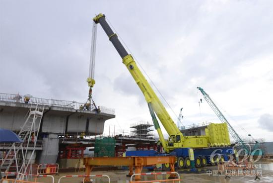 正在助建港珠澳大橋的QAY500大噸位起重機