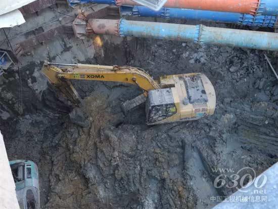 廈工挖掘機(jī)在廈門地鐵二號線項目工地施工作業(yè)