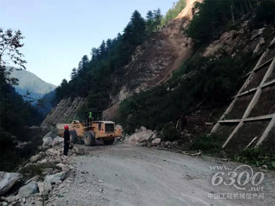 柳工裝載機(jī)正在進(jìn)行道路清理