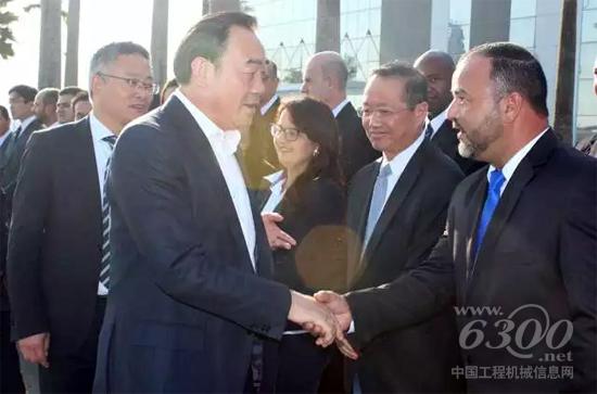 周鐵根市長一行受到徐工集團中巴員工的熱烈歡迎，周鐵根市長和大家親切握手交談并合影留念