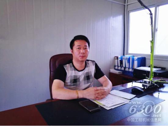 李江華的辦公桌上擺放著中聯重科泵車模型