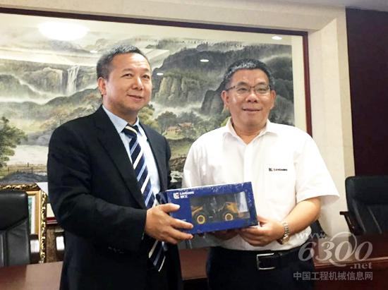 柳工集團董事長曾光安先生(右)向利得集團董事長李興春博士贈送紀念品