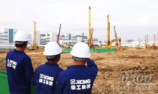 徐工服務(wù)人員在現(xiàn)場(chǎng)