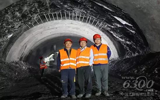 徐工基礎售后服務人員宋任忠(左)、孟游(右)在南北高速公路隧道建設工地