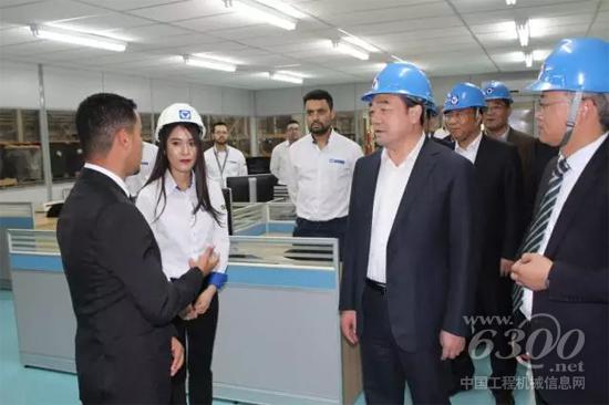 周鐵根市長勉勵徐工巴西外籍員工：要努力工作，用實際行動來回饋徐工，有機會歡迎大家去徐州學習交流！