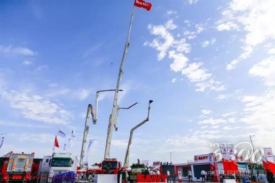 三一大跨度舉高噴射消防車霸占展區上空