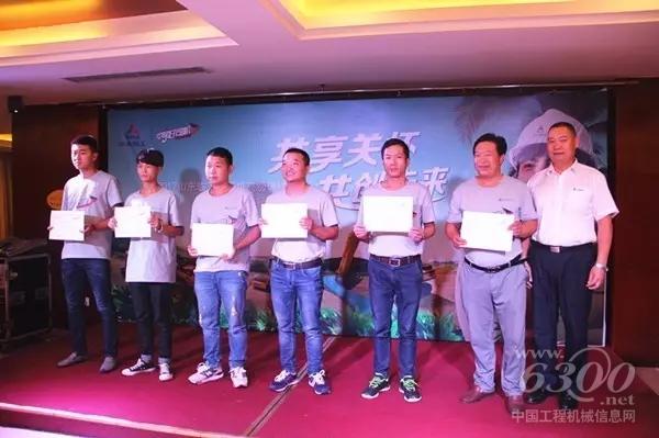 山東臨工營銷公司常務副總唐俊斌為學員頒發北京展邀請函