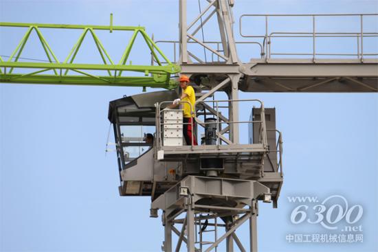選手們在中聯重科TC6012A塔機上進行比拼