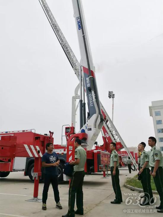 徐工技術人員為武警學院官兵講解V5系列消防車