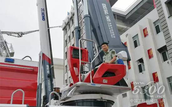 武警學院官兵試操徐工V5系列消防車