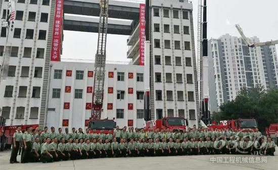 武警學院官兵與徐工V5系列消防車合影留念