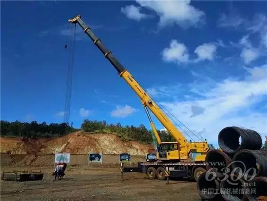 印尼金川鎳鐵項目，徐工起重機吊裝鋼材