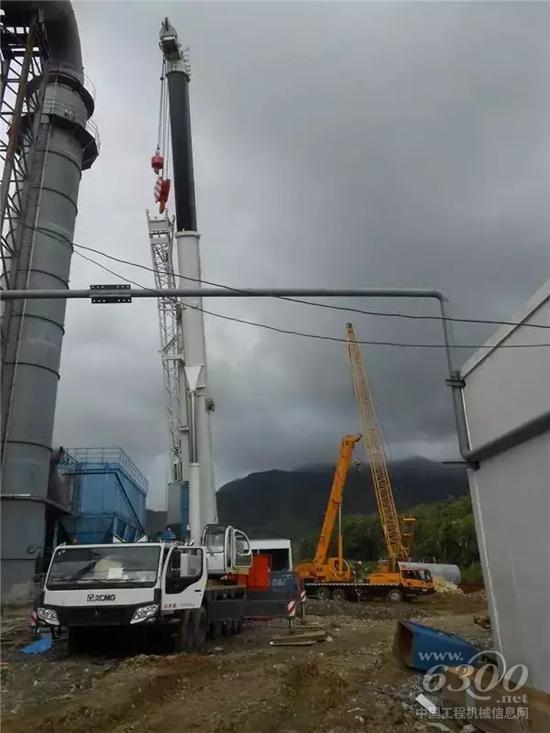 印度尼西亞鑷還原生產線安裝，包括百噸級汽車起重機、履帶起重機在內的多臺徐工產品正在協同完成吊裝