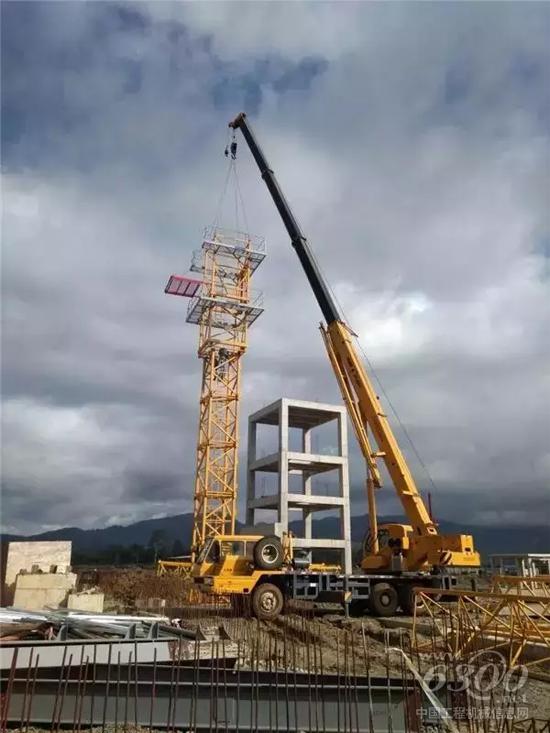 位于印尼蘇拉威西島的萬向鎳業工業園內，25噸汽車起重機正安裝徐工塔機