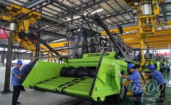 中聯重科青貯收獲機在高端農業裝備制造基地批量下線