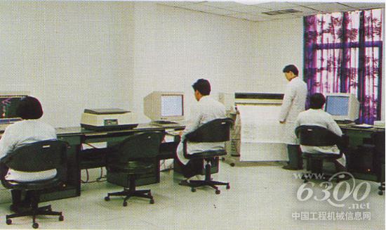 建機院科研人員正在SGI計算機工作站上進行設計與研究