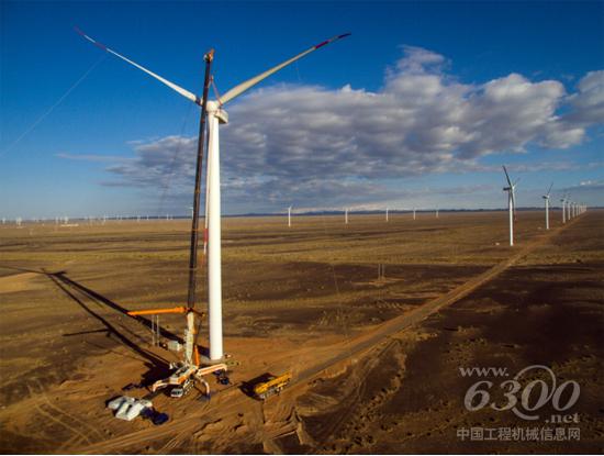 2016年5月，中聯重科QAY2000全地面起重機在新疆哈密助力風電吊裝