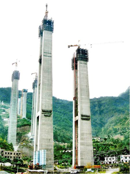 參建滬蓉西高速公路龍潭河特大橋