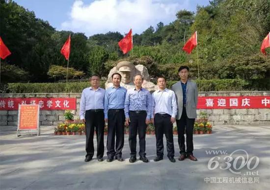 王民董事長一行在許世友將軍雕像前合影留念