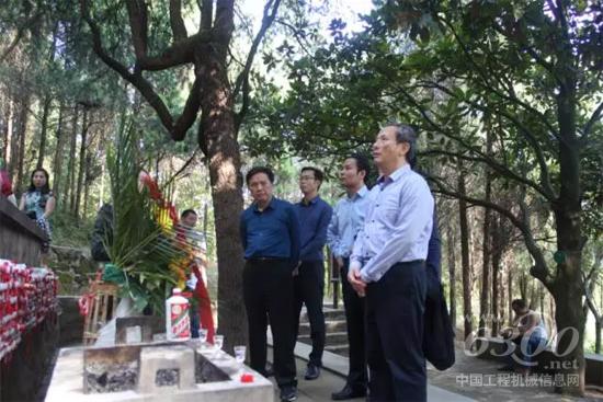 王民董事長向?qū)④娔咕传I了花籃和茅臺酒