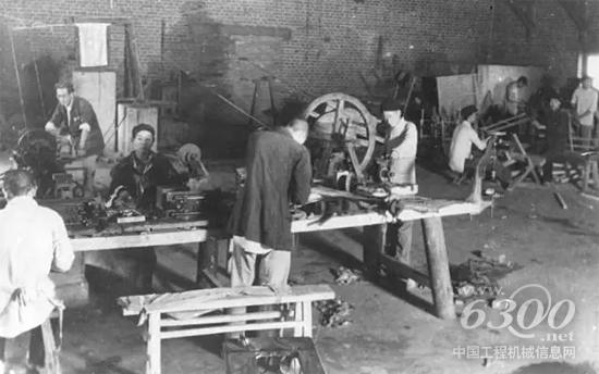 1943年，建廠初期，華興鐵工廠為地方部隊維修槍支