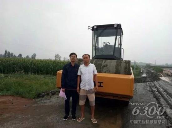與三一壓路機來個合影