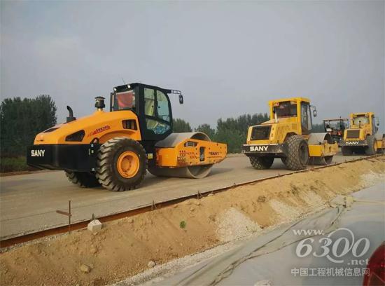 圖1：正在施工的三一壓路機