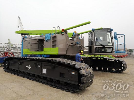 即將發(fā)往海外的中聯(lián)QUY130履帶式起重機(jī)