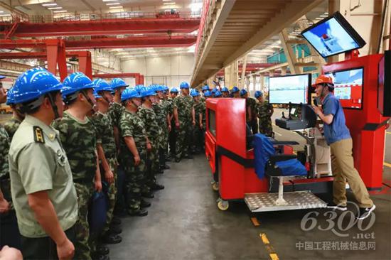 消防官兵參加模擬仿真培訓系統培訓