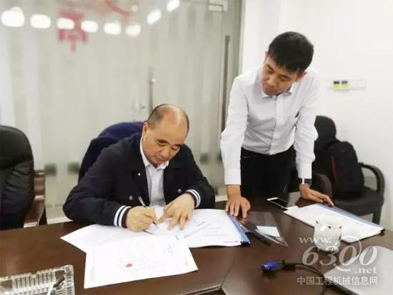斯堪尼亞湖南銷售代理商湖南車商君達汽車銷售服務有限公司董事長李偉軍簽署代理協議
