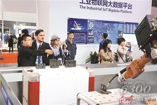 國內外客商觀摩徐工智能制造演示（通訊員 吳波 攝）