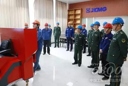 高寧宇校長一行觀看消防車模擬仿真培訓系統演示