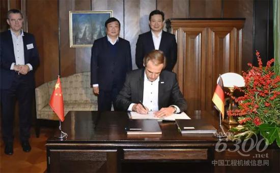 德國博世集團董事會主席鄧納爾博士簽署協議
