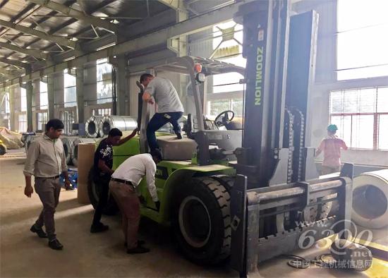 中聯重科叉車工程師為客戶提供實地服務
