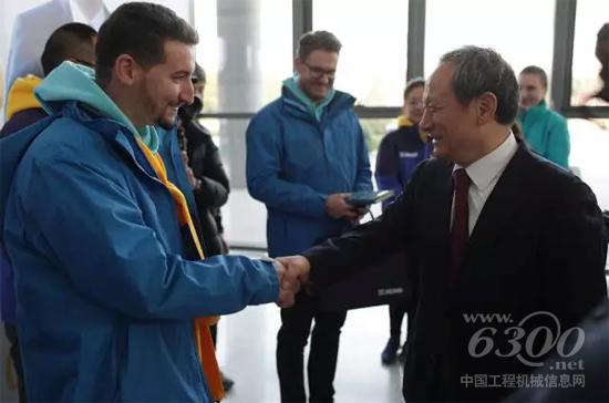 徐工集團董事長王民熱情接待
