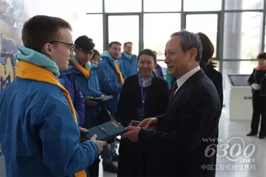 王民董事長為“實習生”們送上親筆題“徐工 讓世界更美好”的徐工筆記本以及“徐工大禮包”