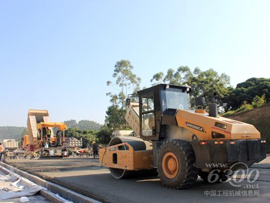 三一全液壓壓路機SSR220AC-8參與廣州北三環高速公路