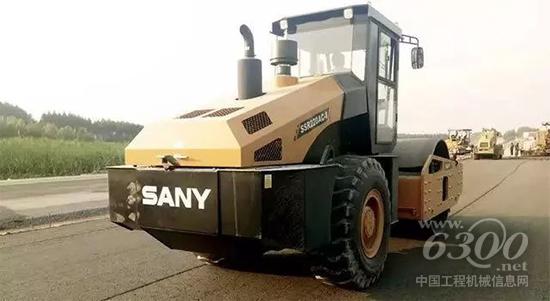 三一全液壓壓路機SSR220AC-8助力廣西梧柳高速公路