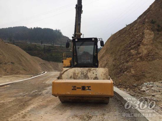 三一全液壓壓路機SSR220AC-8助力貴州興義環城高速公路