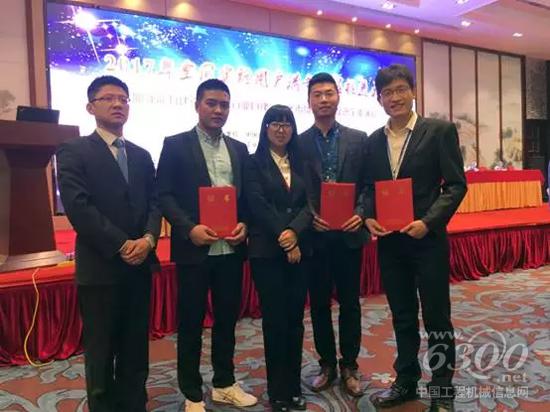 徐工重型、基礎、環(huán)境公司獲獎代表領獎