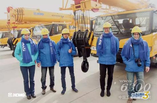 實習(xí)生們對徐工起重機愛不釋手